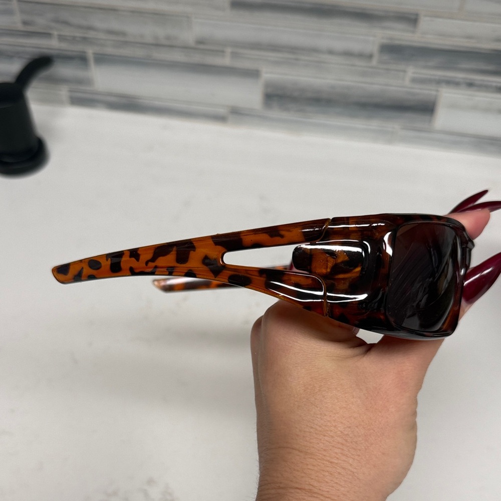 Elegant Tortoise Shell Sunglasses - Picture 5 of 14